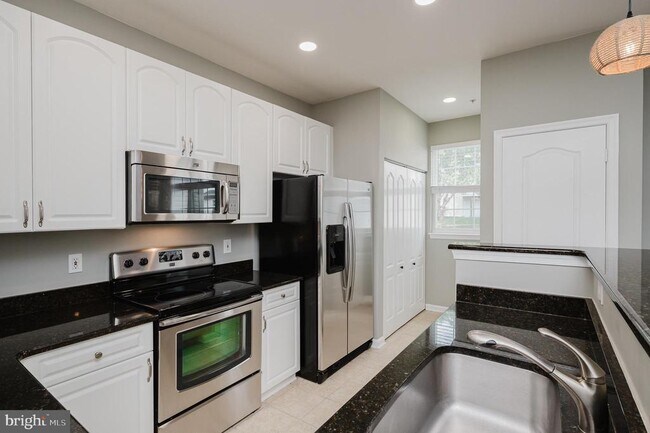 Building Photo - 557 Rhapsody Ct