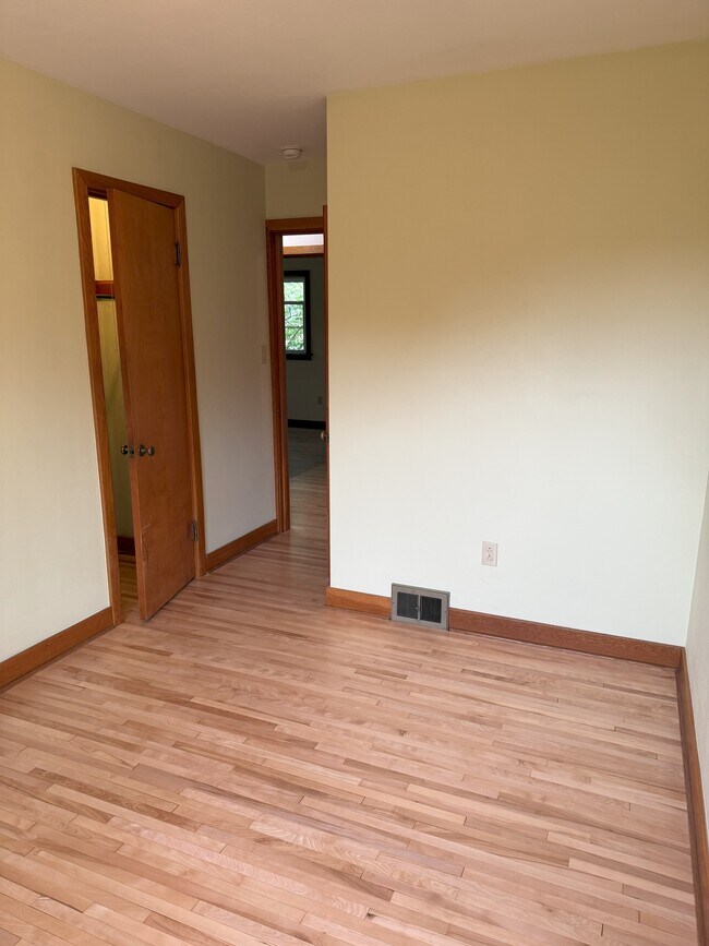 Building Photo - 403 E Mitchell Ave