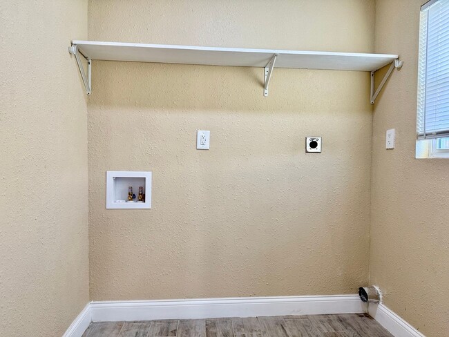 Building Photo - House For Rent