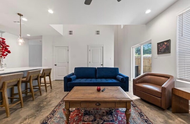 Building Photo - FOR RENT in LAFAYETTE!