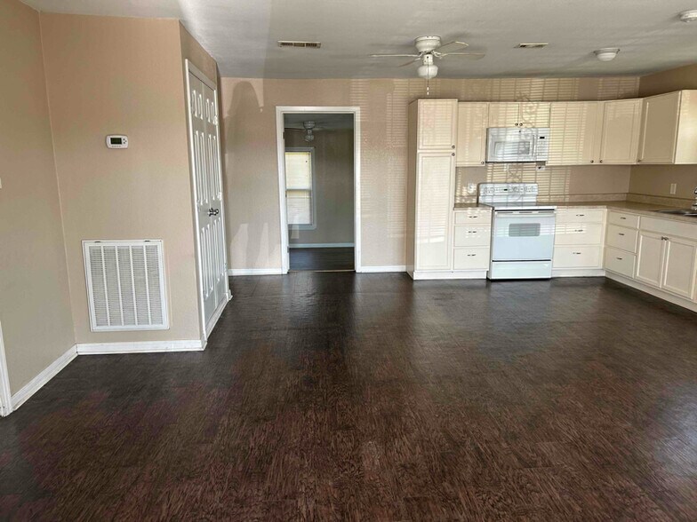 Building Photo - 1008 Pecan Ave