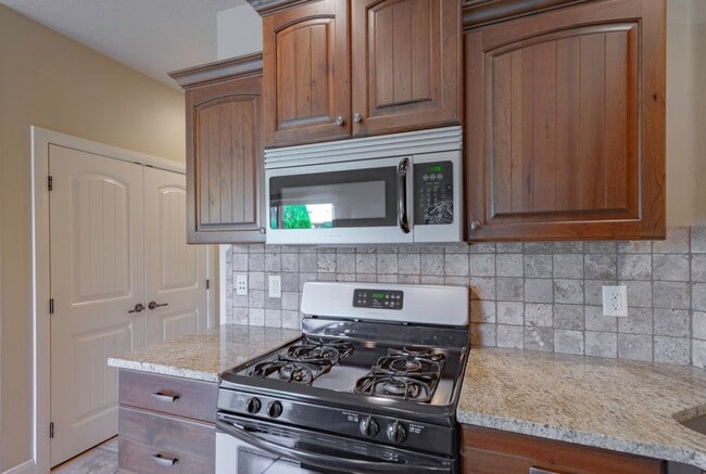 Building Photo - Upgraded 3 Bedroom Townhome in Desirable Southgate Community