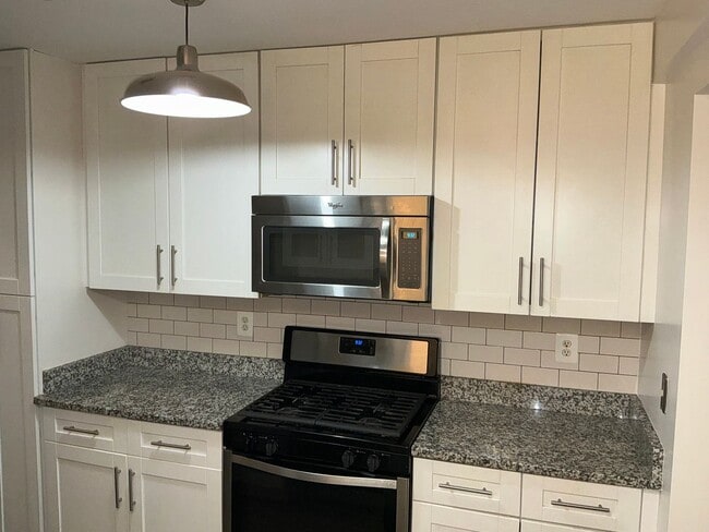 Building Photo - Beautiful 3BR 2BA condo located in the Decoverly neighborhood of Rockville