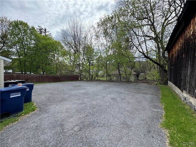 Building Photo - 1714-16 Valley Dr
