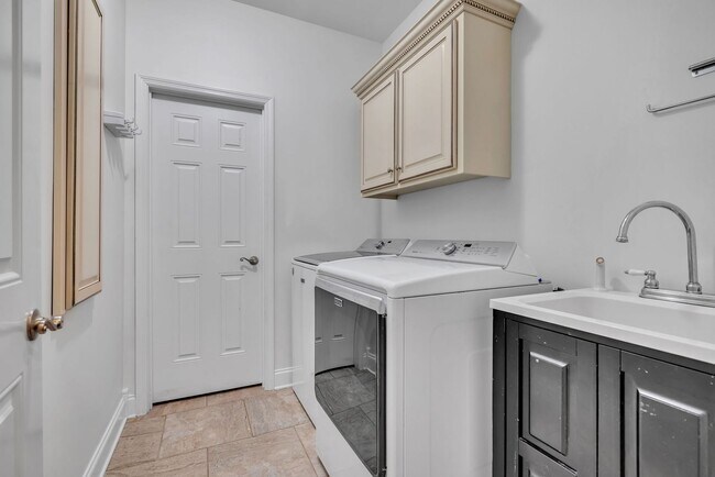 Building Photo - Stunning rental home on a premium lot in s...