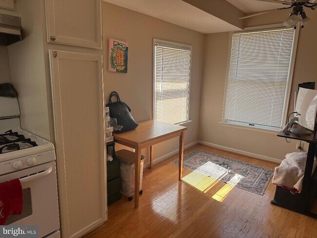 Building Photo - 633 Hampton Ave