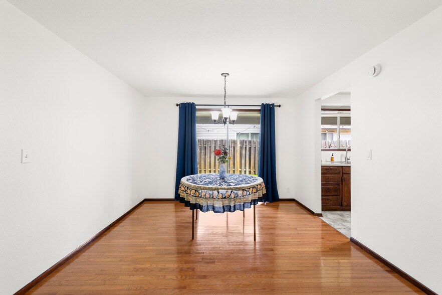 Building Photo - 565 Barton Ave