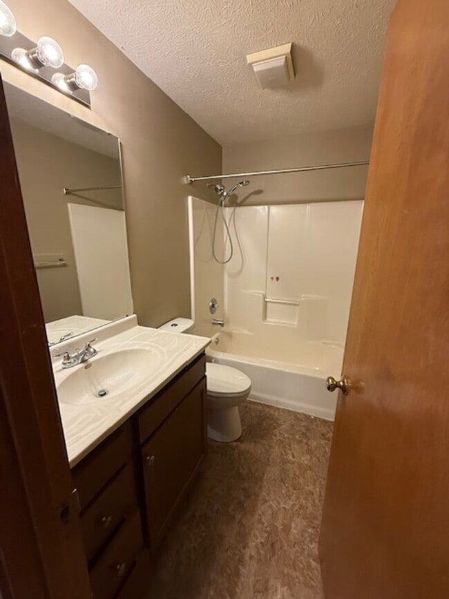 Building Photo - 102-116 Goldenrod Dr.