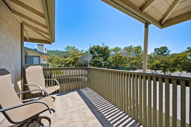 Building Photo - 3 bed 2 bath move-in ready unit.