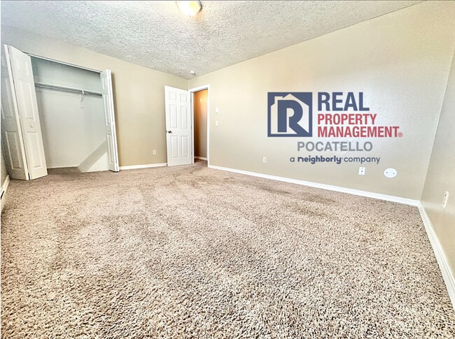 Building Photo - 230 W Chubbuck Rd