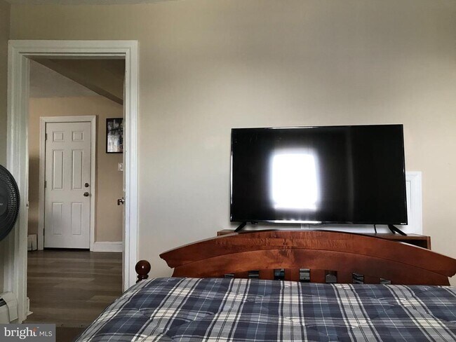 Building Photo - 430 Leconey Ave