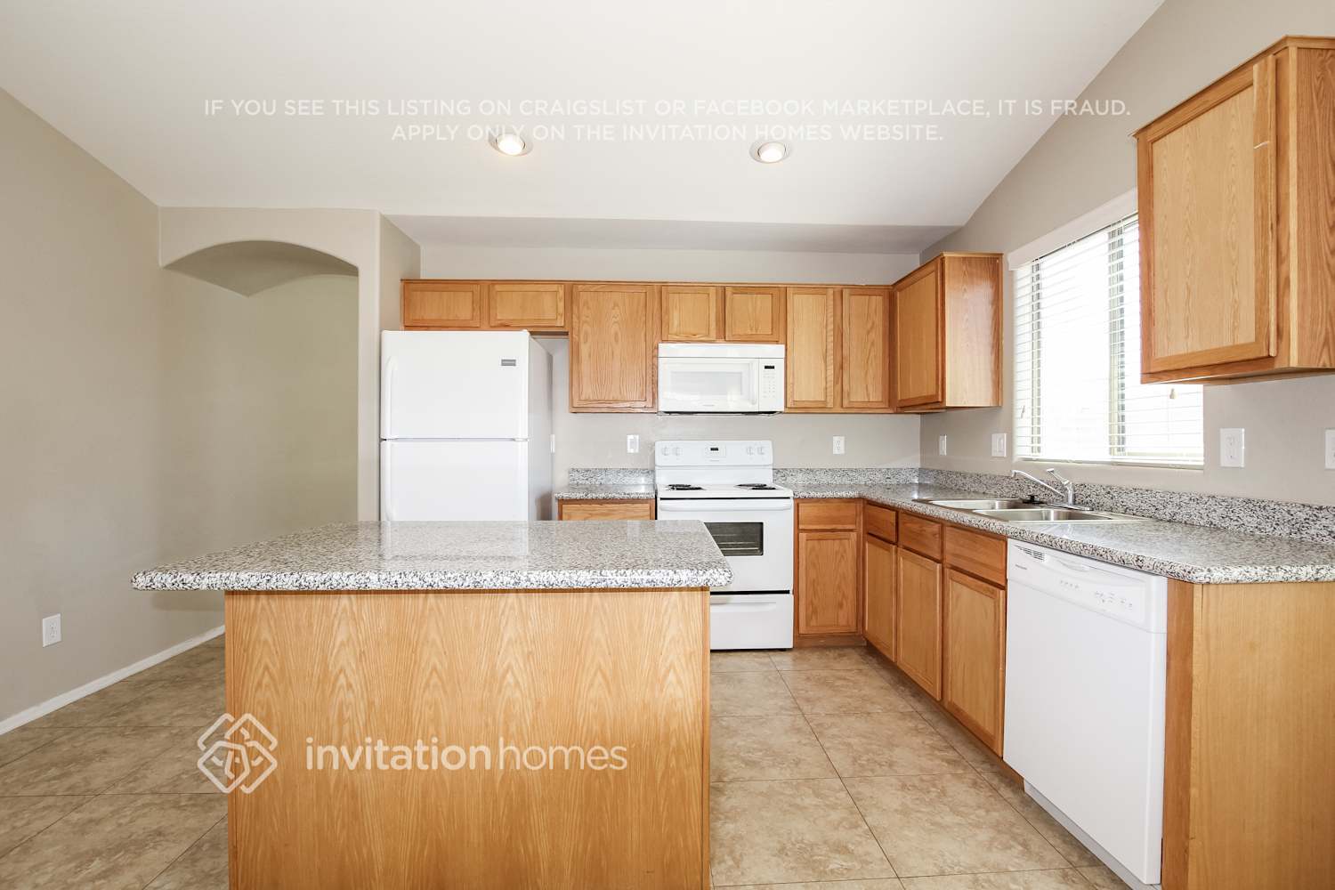 Building Photo - 2628 W Tamarisk Ave