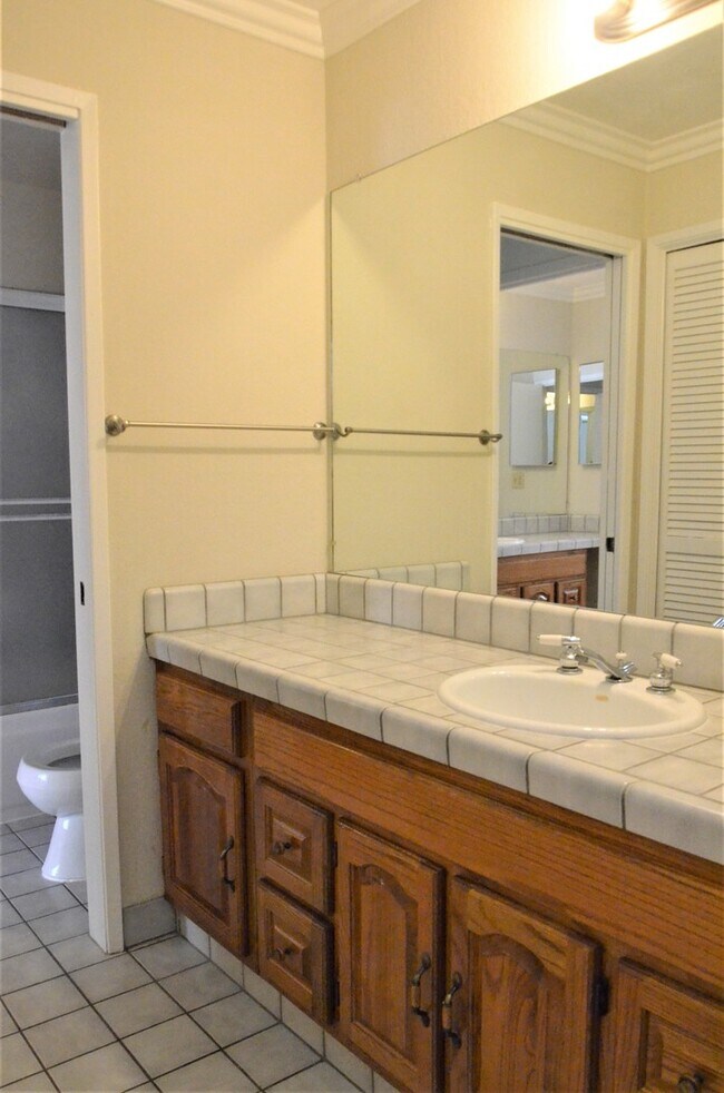 Building Photo - Ground Floor Condo in Wonderful Warm Sprin...