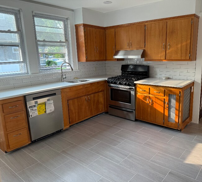 Primary Photo - 70 Bennett Ave