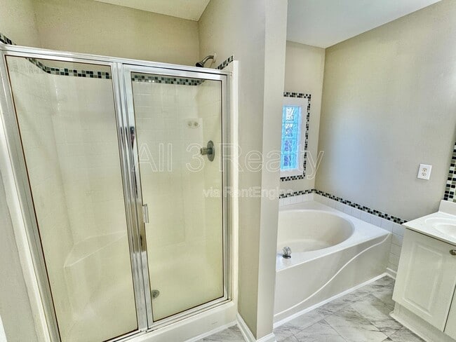 Building Photo - 436 Park Lake Dr