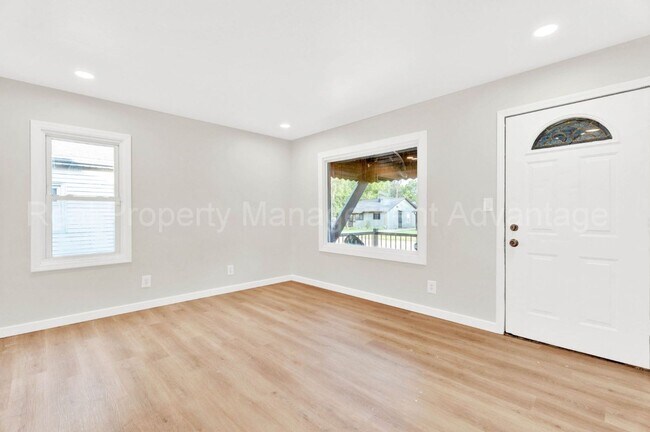 Building Photo - 1513 E Meyers Ave