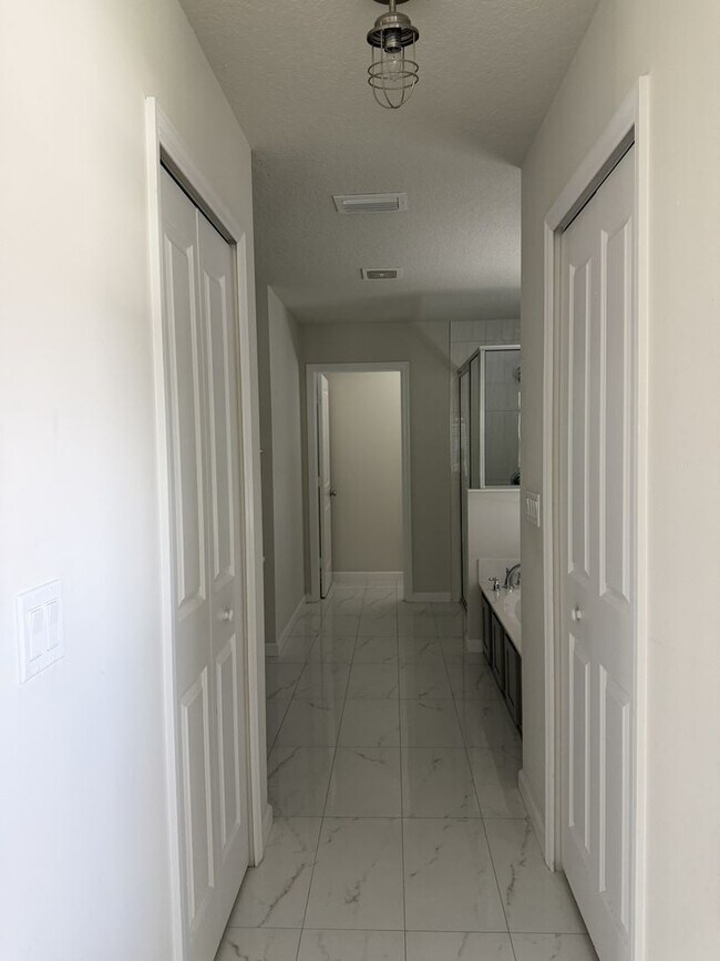 Building Photo - 4634 SW Athena Dr