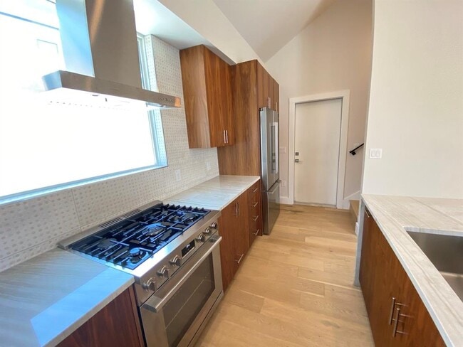 Building Photo - 1903 E 8th St