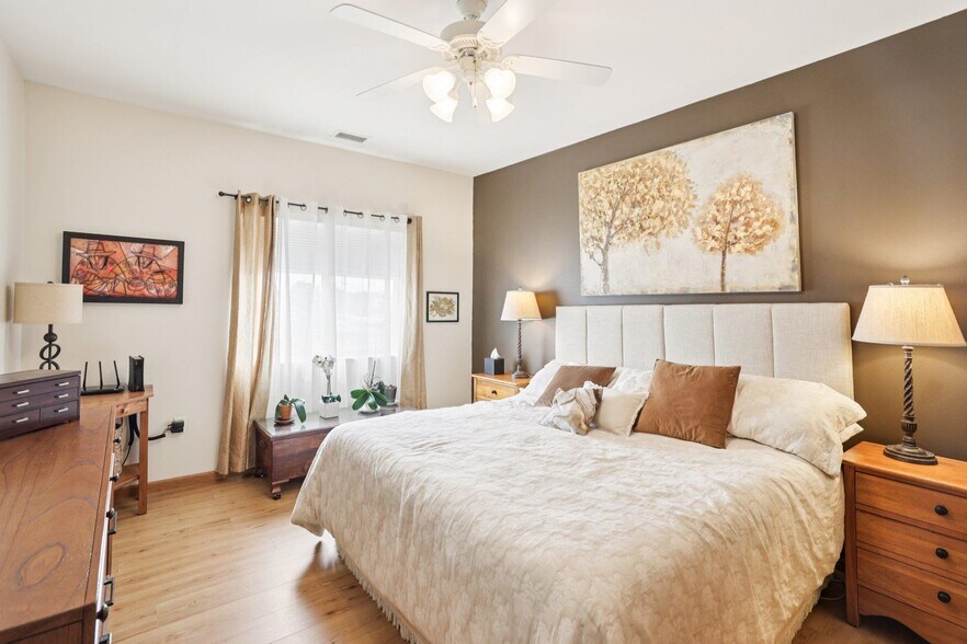Primary bedroom - 301 Harbour Town Dr
