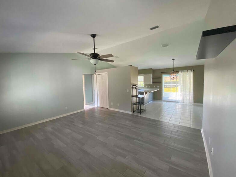 Building Photo - 3915 E Lake Todd Dr