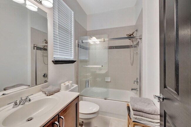 Building Photo - 2309 NE 9th Ave