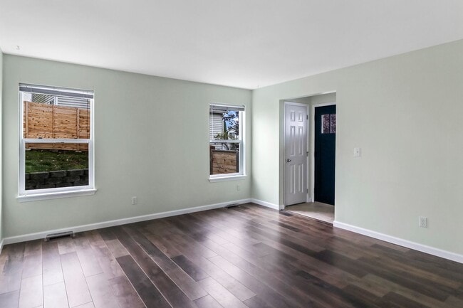 Building Photo - 4 Bedroom 2.5 Bathroom - Redwing - Pet Fri...