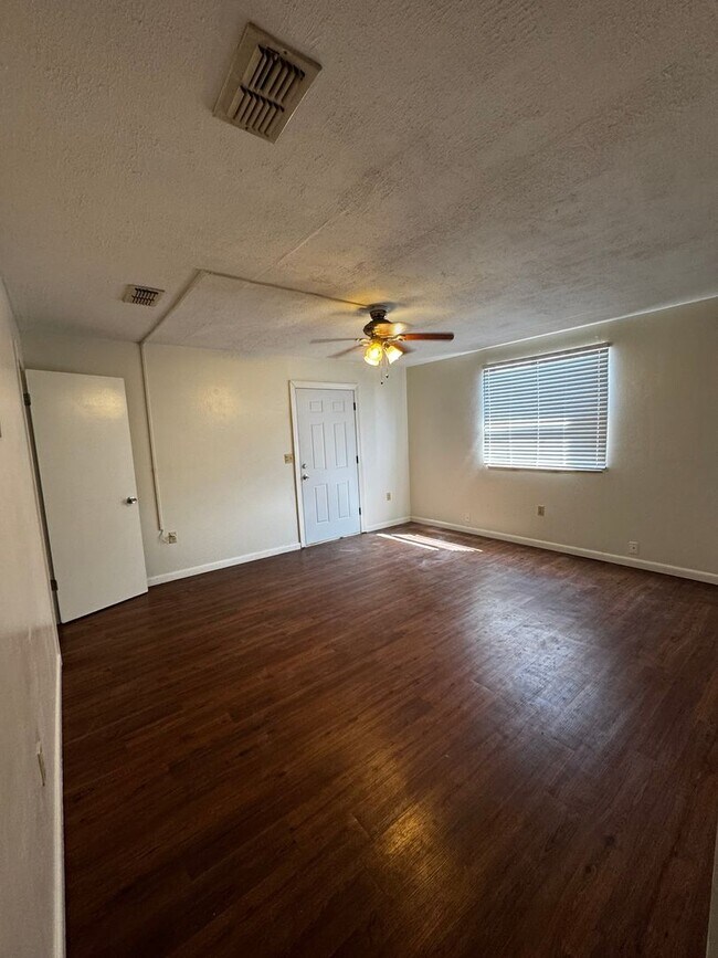 Building Photo - Clean & Cozy Cottage Available