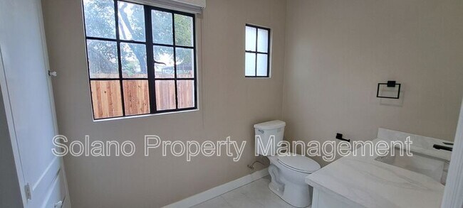 Building Photo - 290 E B St