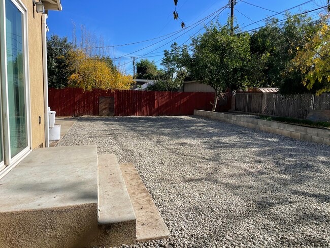 entertainers backyard - 19406 Archwood St