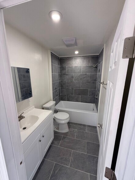 Building Photo - 10 Avon Rd