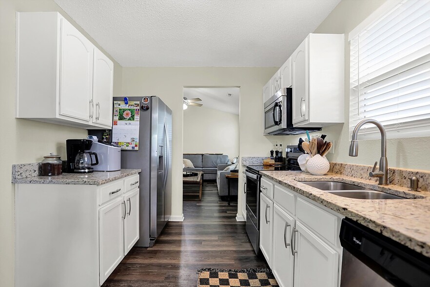 Building Photo - 5549 Wild Horse Dr
