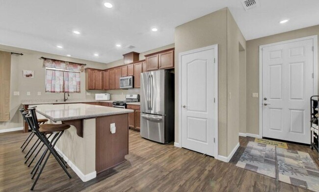 Building Photo - Stunning Natomas 5/3! PLEASE READ ENTIRE A...