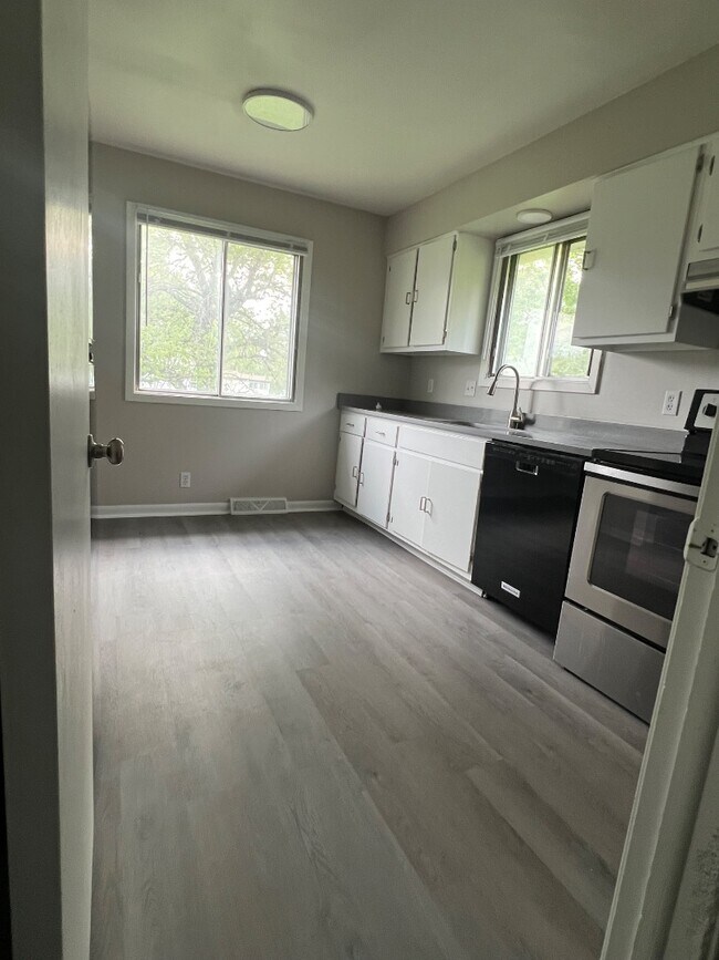 Building Photo - 11226 Roxbury Dr