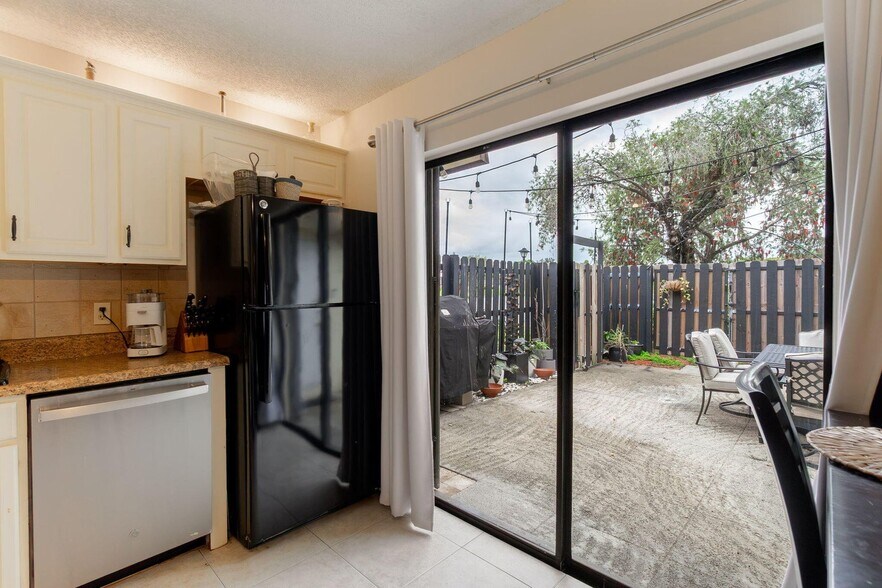 Building Photo - 393 Lake Arbor Dr