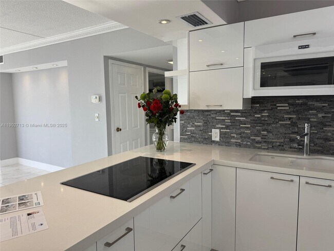 Building Photo - 3625 N Country Club Dr