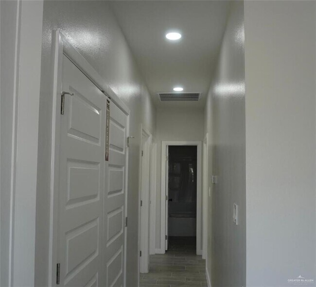 Building Photo - 9 Sugar Gdn Dr