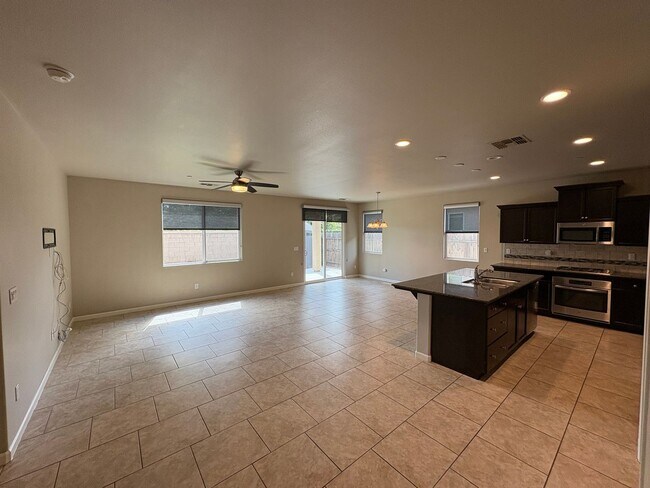 Building Photo - Lovely Clovis home Available Now!