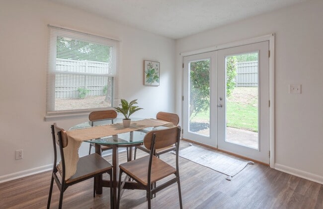 Building Photo - Charming 2-Bedroom, 1.5-Bath Townhouse in ...