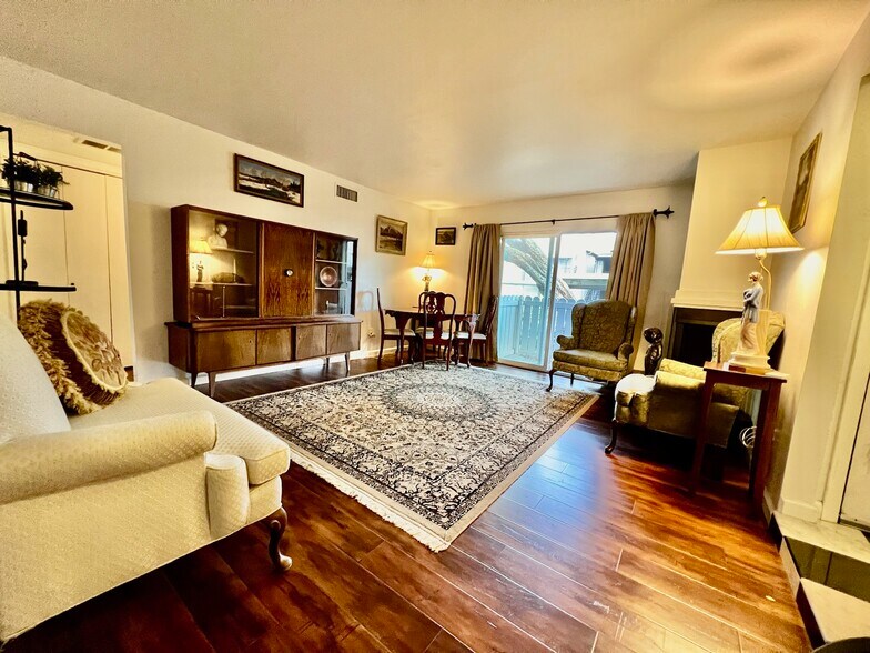Living room with balcony - 6081 Milton St
