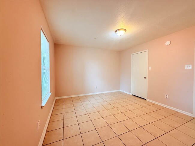 Building Photo - 208 Laurie Ln