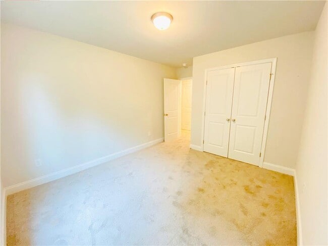 Building Photo - 1089 N Village Dr