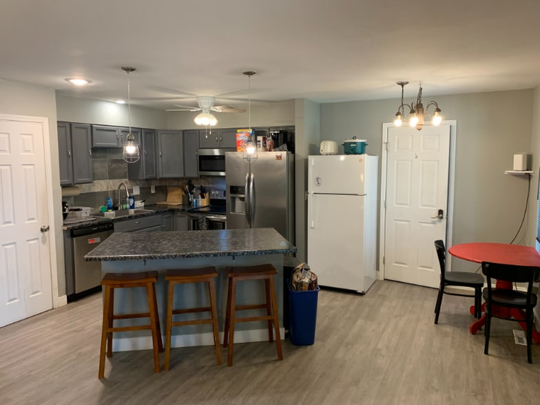 Building Photo - 7943 York St