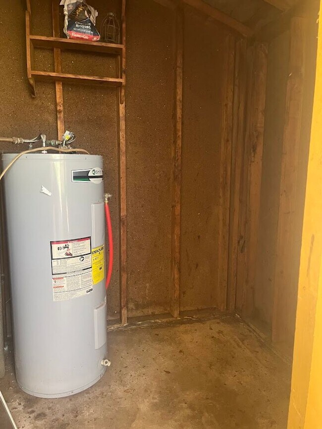 Building Photo - Available now. Freshly-painted 4 BR/1.5 BA Home on Big Lot in the Heart of James Island!