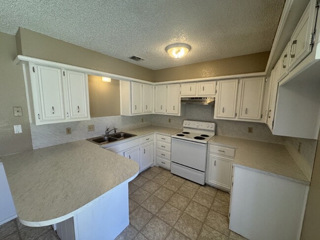 Building Photo - Duplex West Of Milwaukee & Minutes From Shadow Hills Golf Course!