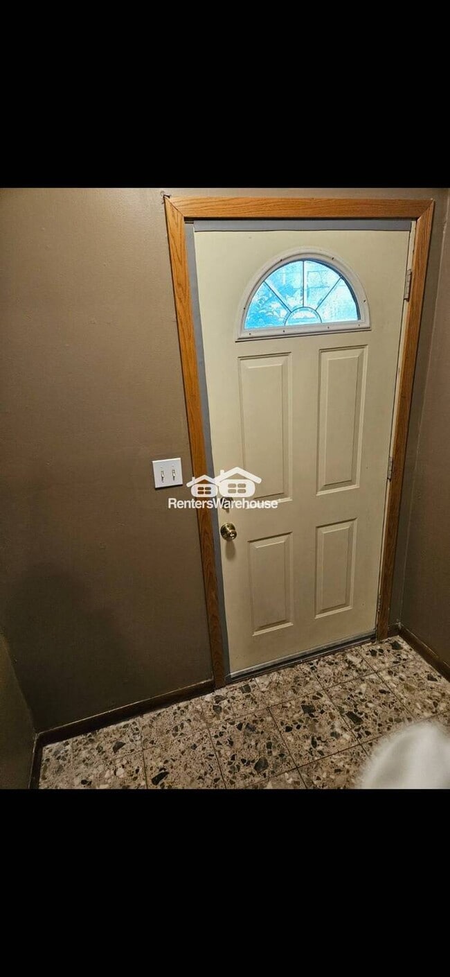 Building Photo - Available now - like new 2 bed 1 bath dupl...