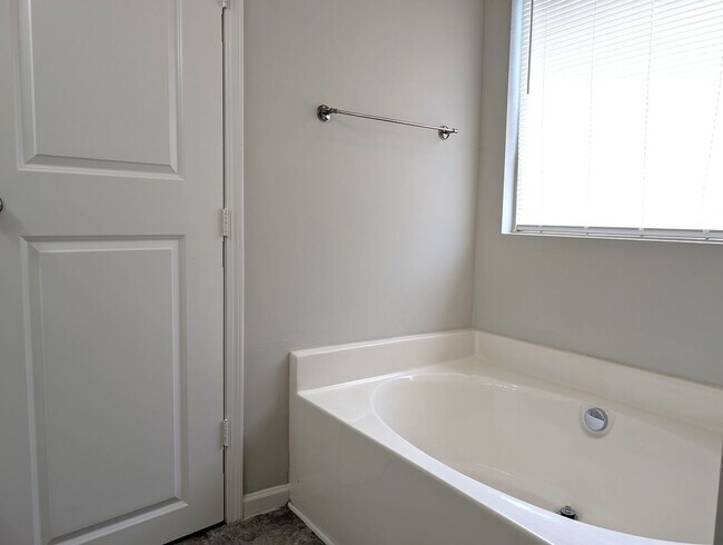 Building Photo - Pristine home located in the Pinebrook Com...
