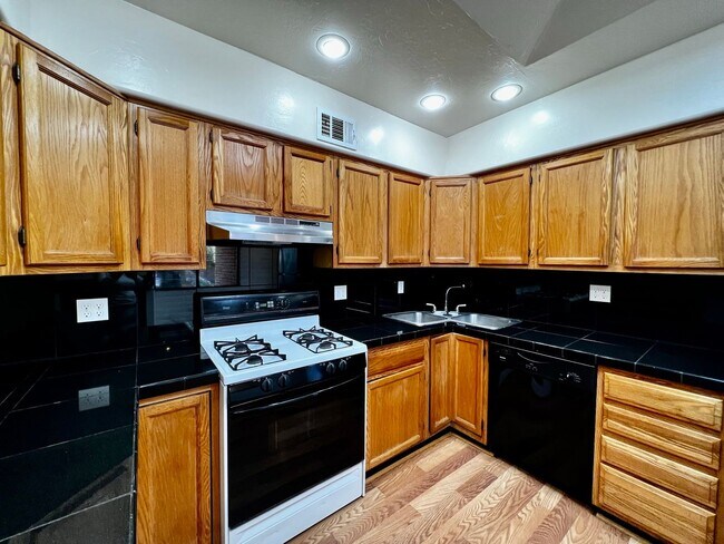 Building Photo - Charming 2 Bedroom Townhome with Private 2...