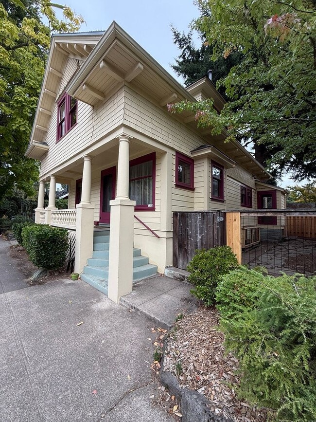 Building Photo - Charming Sellwood Gem in the Heart of SE P...