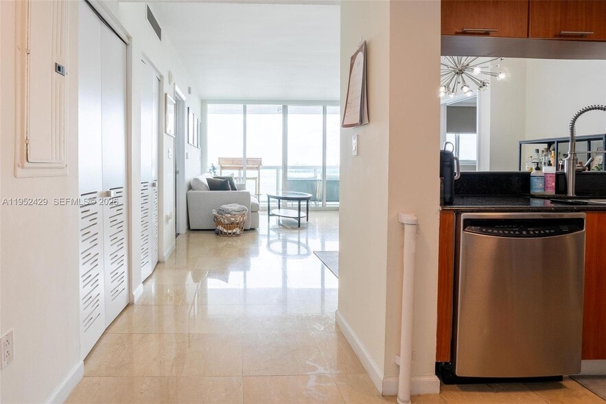 Building Photo - 1800 N Bayshore Dr