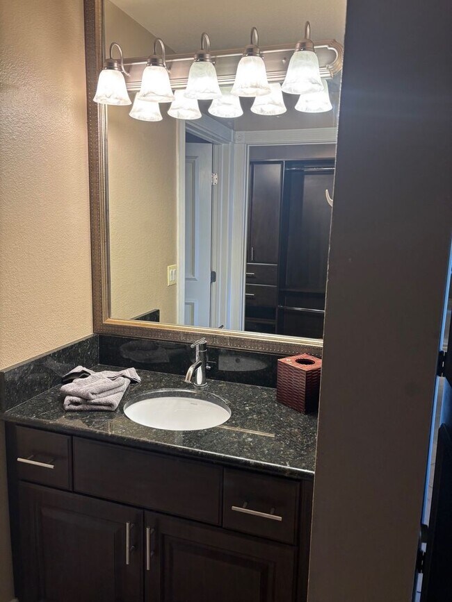 Building Photo - Meridian Furnished 2 Bd / 2 Ba Luxury Condo - Resort Style Living.
